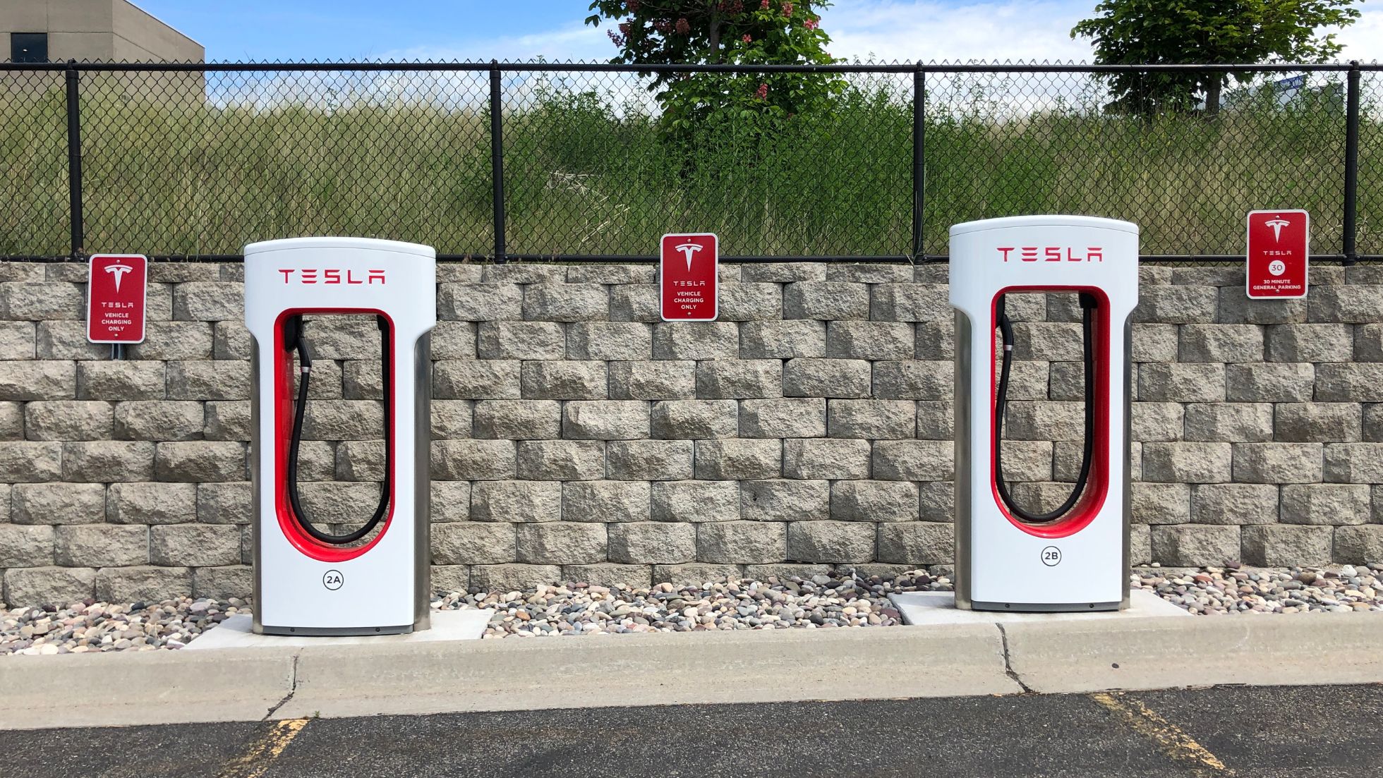 Ile kosztuje montaż ładowarki Tesla w domu?